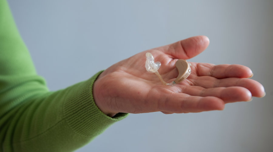 Hörgeräte richtig säubern: Tipps für die tägliche Pflege